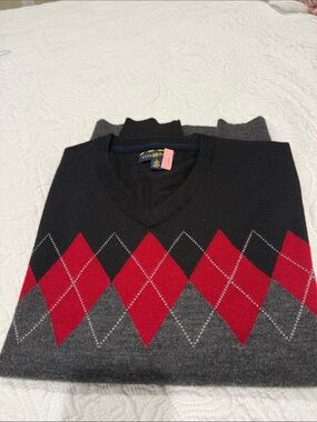 Club Room Men’s Black, Gray & Red V-Neck Argyle Sweater
